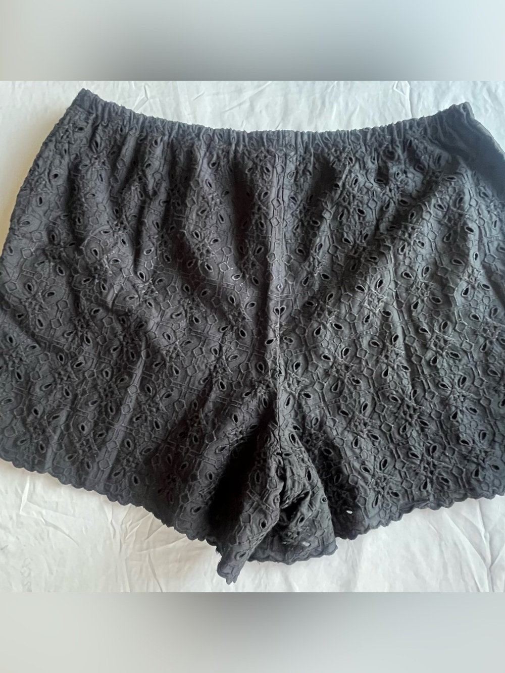 Gap Women's Black Eyelet Shorts Large High Rise Pull On 100% Cotton Pockets - Picture 4 of 4